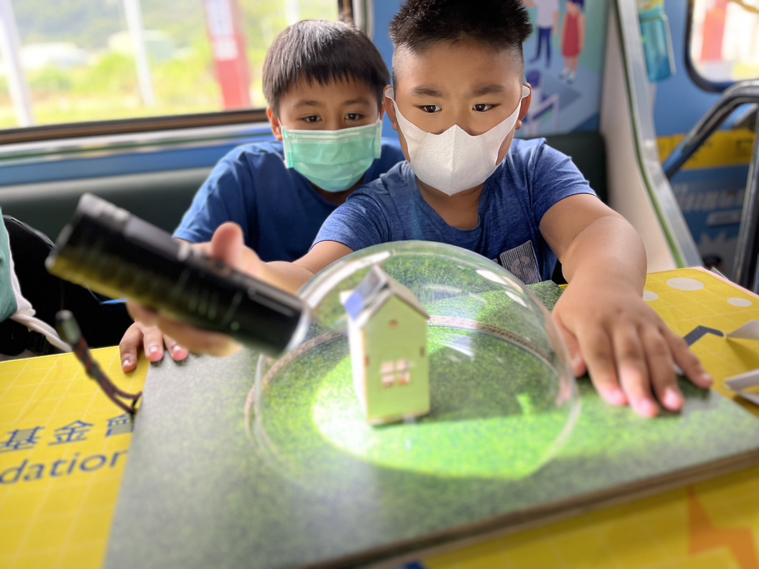 3499拉斯维加斯參與基礎科學主題車廂，以STEAM教學精神，設計「逐日科學家」、「太陽能工程師」以及「淨零建築師」三大能源科普課程和實驗